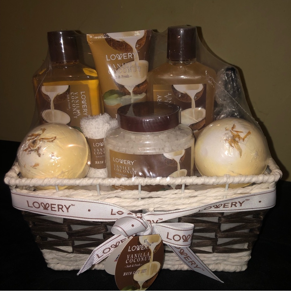 Brand new still in package Vanilla Coconut bath set.
